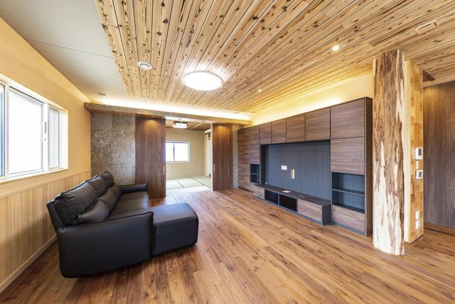 厳選された素材の圧倒的な存在感がありながらも、木材ならではの温かみを感じられる、特別な居住空間です。