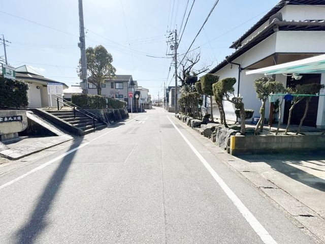 交通量が少ない道路でお子様の通学も安心です♪