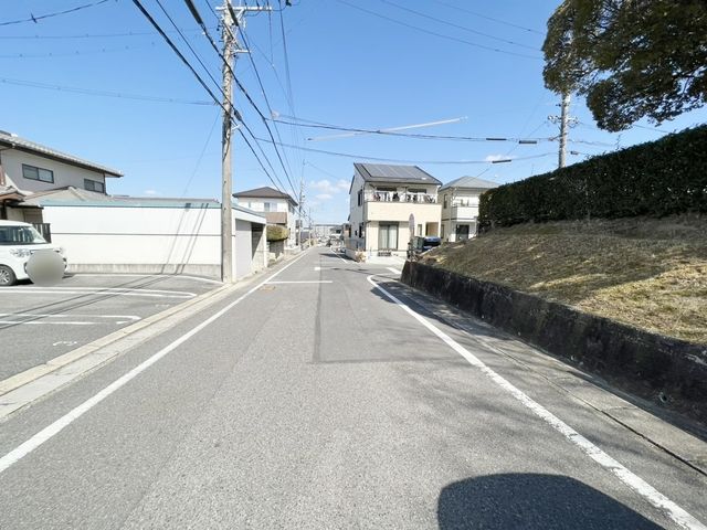 コンビニ・スーパーが徒歩5分圏内の暮らしに便利な立地です♪
