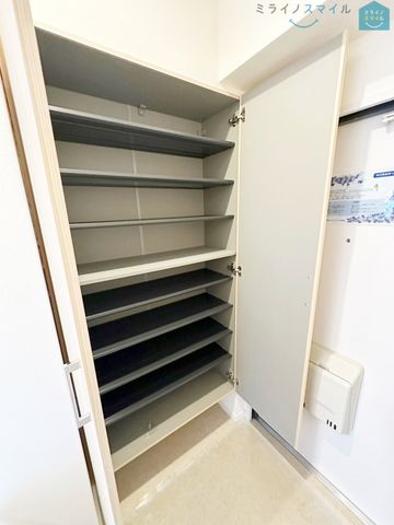 開放感のある広々スペースのお客様を招きやすい玄関です!玄関がいつも片づく大容量シューズボックス付きです♪