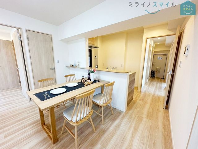 室内にいてもたっぷりの陽光と爽やかな風を感じていただける、開放感あふれるリビングです!ご家族と穏やかに過ごす、心地の良い時間が流れます♪