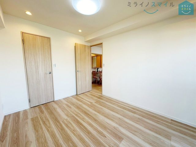 バルコニーに面した明るい6.8帖の洋室です!木の温もりがやさしいフローリングの落ち着くお部屋♪