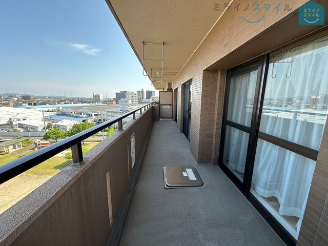 日当たり良好でお洗濯物が良く乾くバルコニーです!!風通しも良く、窓を開ければ明るい日差しとさわやかな風が感じられますね♪