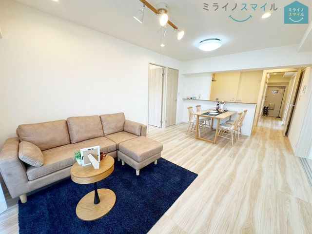リビング13.6帖、家族が自然に集まる広さ!大画面TVも余裕で配置できます♪インテリアプランの考察はかどるワイドなリビングです♪