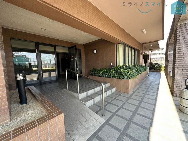 車いすの方でも安心♪スロープと手すりがついています!!