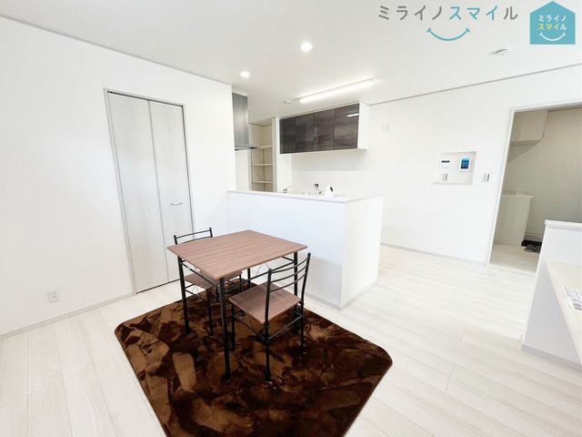 室内にいてもたっぷりの陽光と爽やかな風を感じていただける、開放感あふれるリビングです!ご家族と穏やかに過ごす、心地の良い時間が流れます♪