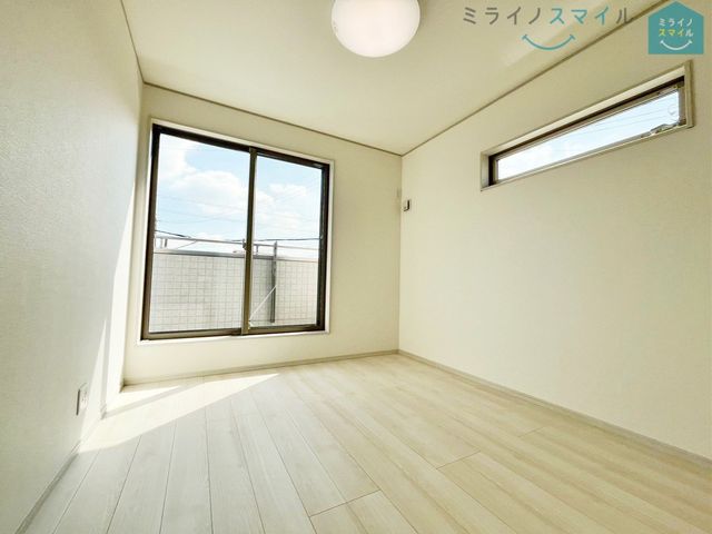 2面採光でお部屋も明るく、気持ち良く過ごすことができます♪風通しが良いので湿気が少なく、ハウスダストが心配な方にもおすすめです♪