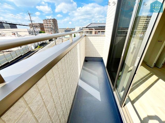 南向きで陽当りの良いバルコニーは物干しセットを追加してたくさんのお洗濯物が干せるのが魅力です!