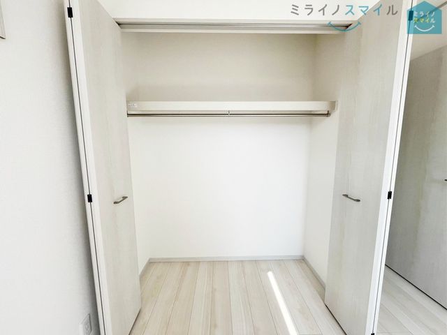 枕棚とハンガーパイプが標準装備の機能的なクローゼットは、大切なお洋服をきれいな状態で収納できます!また、収納ボックスなどを配置して使えば、多様な使い方が出来、収納の幅が広がります!