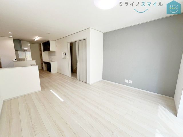 広々リビング18.75帖、家族が自然に集まる広さ!大画面TVも余裕で配置できます♪インテリアプランの考察はかどるワイドなリビングです♪