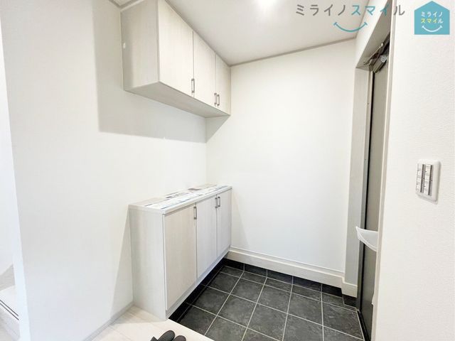 住まう人も来客も入った時にワクワクさせてくれるオシャレな玄関。収納もたっぷりあるので、靴がたくさんあっても安心!気持ちの良い朝は、毎日ここからスタートしていきます♪