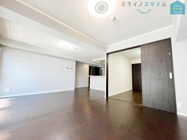 室内にいてもたっぷりの陽光と爽やかな風を感じていただける、開放感あふれるリビングです!ご家族と穏やかに過ごす、心地の良い時間が流れます♪
