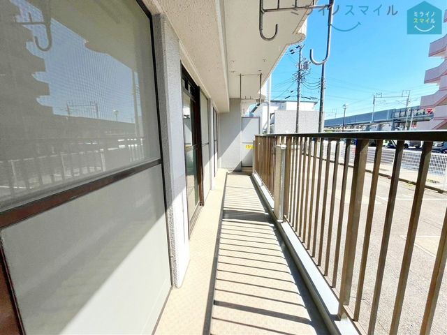 南向きで陽当りの良いバルコニーは物干しセットを追加してたくさんのお洗濯物が干せるのが魅力です!