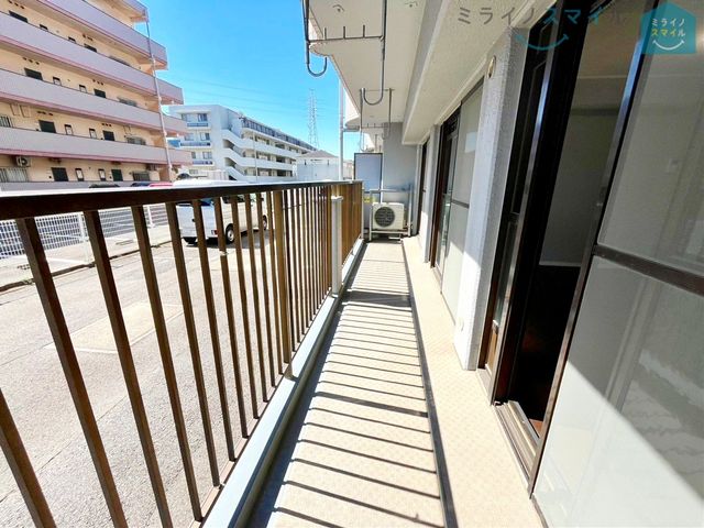 日当たり良好でお洗濯物が良く乾くバルコニーです!!風通しも良く、窓を開ければ明るい日差しとさわやかな風が感じられますね♪