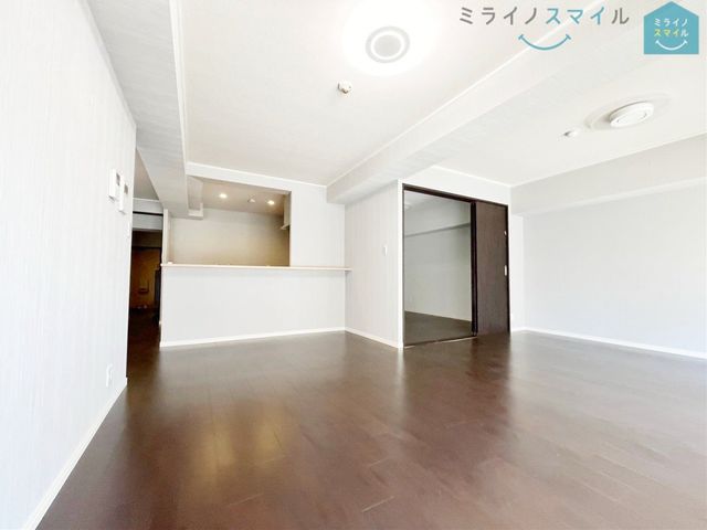 広々リビング、家族が自然に集まる広さ!大画面TVも余裕で配置できます♪インテリアプランの考察はかどるワイドなリビングです♪
