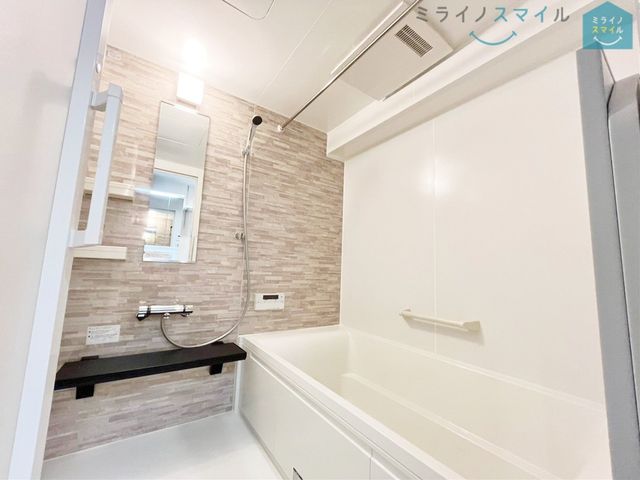 ゆったり足の延ばせる浴槽で一日の疲れを癒すバスタイムを実現!冬に嬉しい追い焚き機能付きでいつでも適温のお風呂に入れます♪
