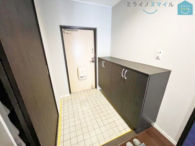 段差が低く足の上がりにくい方や小さなお子さまにも安心のシックな玄関です♪掃除のしやすい大きめタイルもGOOD!