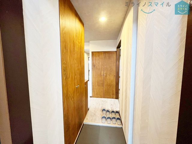 段差が低く足の上がりにくい方や小さなお子さまにも安心のシックな玄関です♪掃除のしやすい大きめタイルもGOOD!