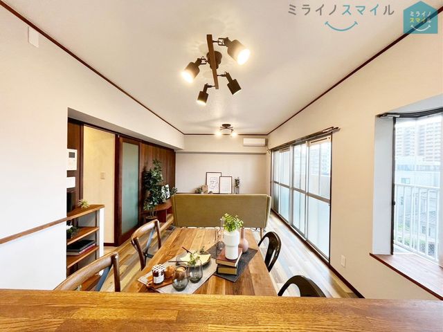 室内にいてもたっぷりの陽光と爽やかな風を感じていただける、開放感あふれるリビングです!ご家族と穏やかに過ごす、心地の良い時間が流れます♪