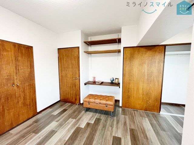 バルコニーに面した明るい8.05帖の洋室です!木の温もりがやさしいフローリングの落ち着くお部屋♪