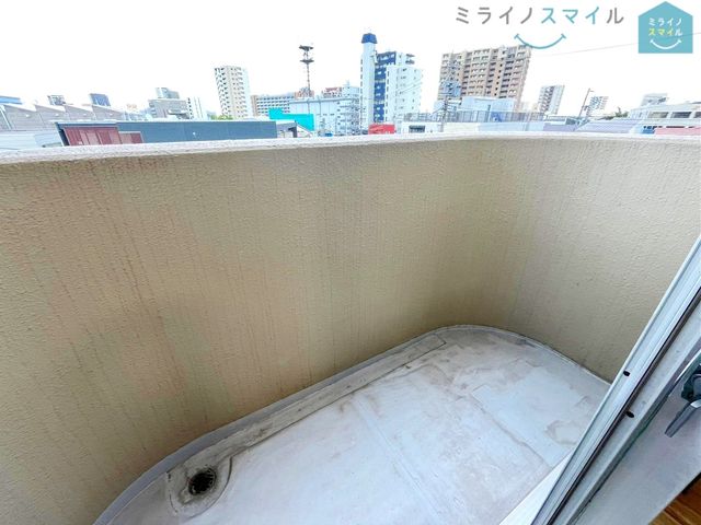 日当たり良好でお洗濯物が良く乾くバルコニーです!!風通しも良く、窓を開ければ明るい日差しとさわやかな風が感じられますね♪