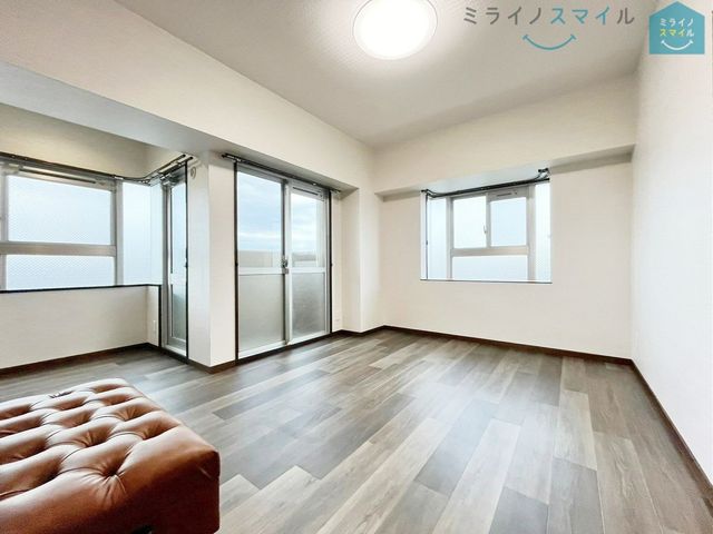 ナチュラルな木目質の床から木のぬくもりを感じられる広々とした8.05帖の洋室です♪