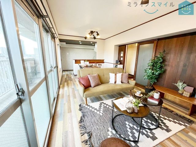 リビング17帖、家族が自然に集まる広さ!大画面TVも余裕で配置できます♪インテリアプランの考察はかどるワイドなリビングです♪