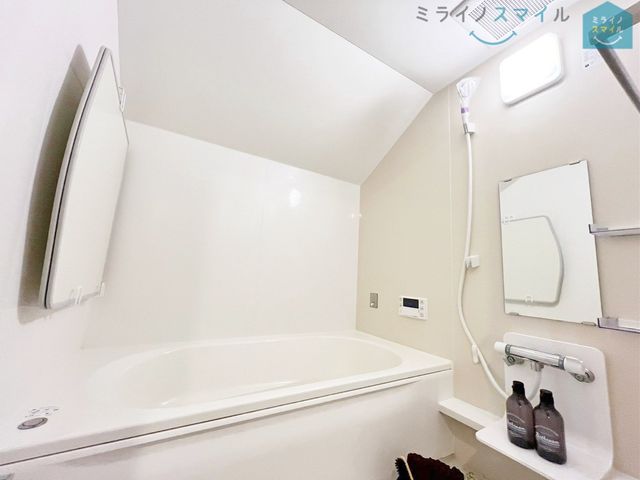 ゆったり足の延ばせる浴槽で一日の疲れを癒すバスタイムを実現!冬に嬉しい追い焚き機能付きでいつでも適温のお風呂に入れます♪