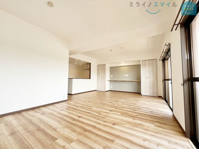 室内にいてもたっぷりの陽光と爽やかな風を感じていただける、開放感あふれるリビングです!ご家族と穏やかに過ごす、心地の良い時間が流れます♪