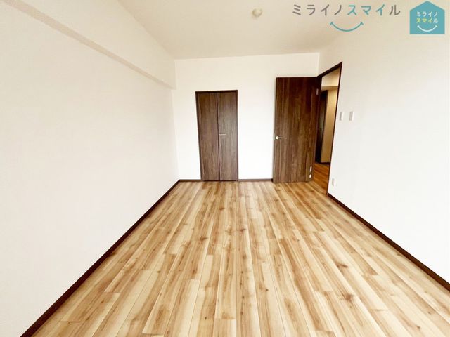 バルコニーに面した明るい7.8帖の洋室です!木の温もりがやさしいフローリングの落ち着くお部屋♪