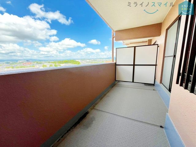 南向きで陽当りの良いバルコニーは物干しセットを追加してたくさんのお洗濯物が干せるのが魅力です!