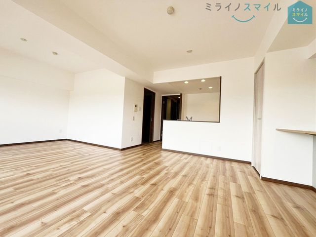 リビング19.9帖、家族が自然に集まる広さ!大画面TVも余裕で配置できます♪インテリアプランの考察はかどるワイドなリビングです♪