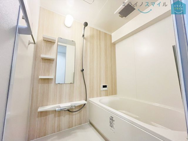 ゆったり足の延ばせる浴槽で一日の疲れを癒すバスタイムを実現!冬に嬉しい追い焚き機能付きでいつでも適温のお風呂に入れます♪