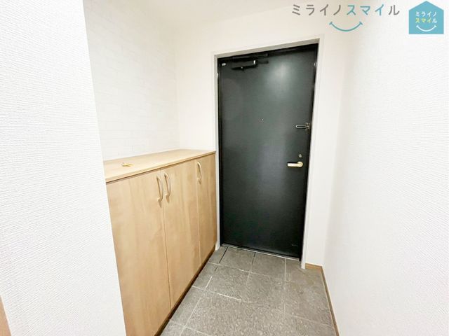 開放感のある広々スペースのお客様を招きやすい玄関です!玄関がいつも片づく大容量シューズボックス付きです♪