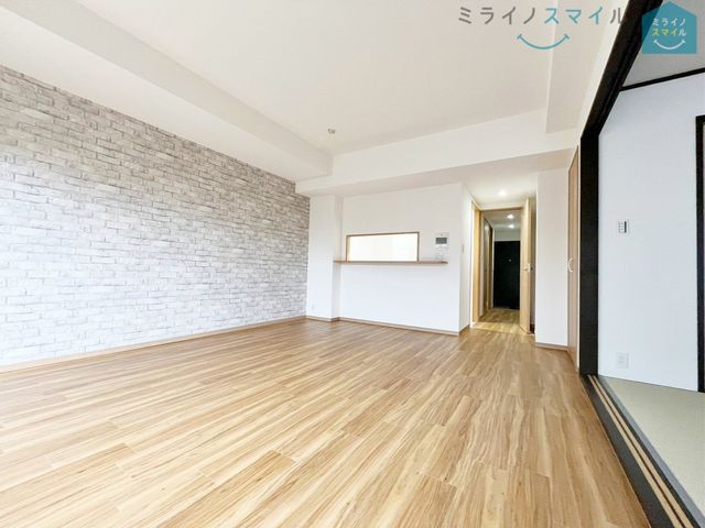 室内にいてもたっぷりの陽光と爽やかな風を感じていただける、開放感あふれるリビングです!ご家族と穏やかに過ごす、心地の良い時間が流れます♪