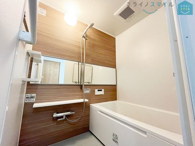 ゆったり足の延ばせる浴槽で一日の疲れを癒すバスタイムを実現!冬に嬉しい追い焚き機能付きでいつでも適温のお風呂に入れます♪