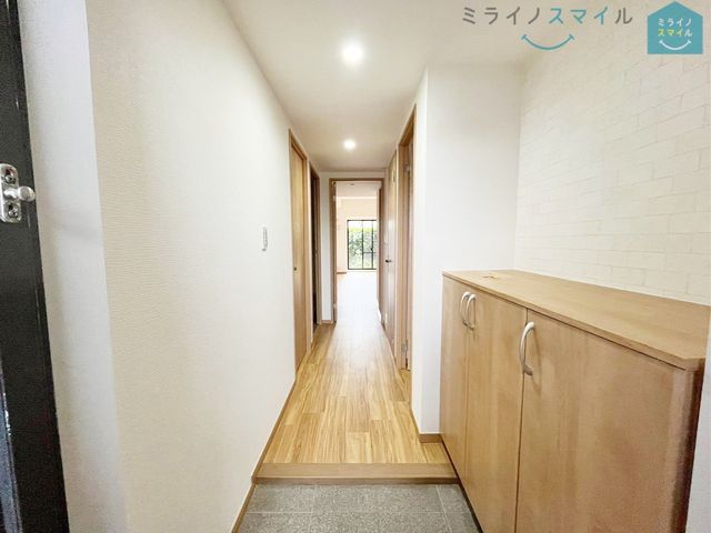 段差が低く足の上がりにくい方や小さなお子さまにも安心のシックな玄関です♪掃除のしやすい大きめタイルもGOOD!