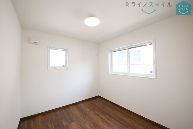 2面採光でお部屋も明るく、気持ち良く過ごすことができます♪風通しが良いので湿気が少なく、ハウスダストが心配な方にもおすすめです♪