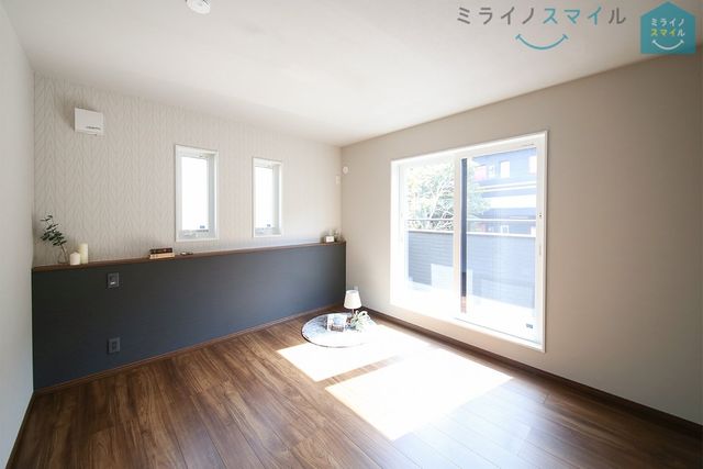 バルコニーに面した明るい7帖の洋室です!木の温もりがやさしいフローリングの落ち着くお部屋♪
