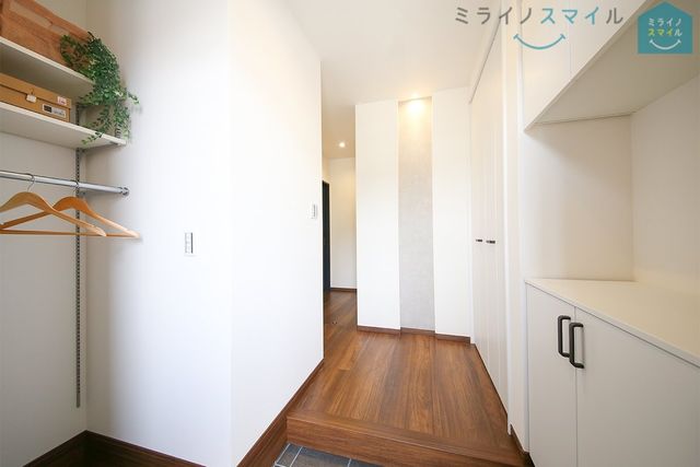 段差が低く足の上がりにくい方や小さなお子さまにも安心のシックな玄関です♪掃除のしやすい大きめタイルもGOOD!
