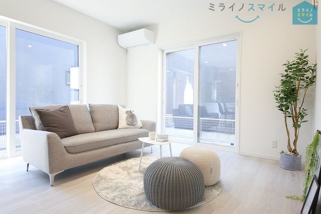 室内にいてもたっぷりの陽光と爽やかな風を感じていただける、開放感あふれるリビングです!ご家族と穏やかに過ごす、心地の良い時間が流れます♪
