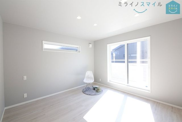 バルコニーに面した明るい8.8帖の洋室です!木の温もりがやさしいフローリングの落ち着くお部屋♪