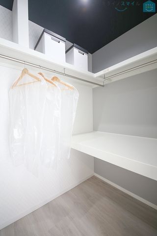 一目で衣類が探せる便利なウォークインクローゼットです♪かける収納をすることで大切なお洋服にシワが付きづらいです!!