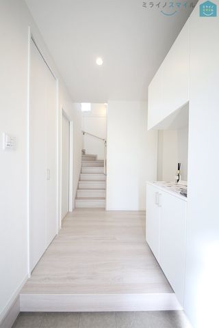 段差が低く足の上がりにくい方や小さなお子さまにも安心のシックな玄関です♪掃除のしやすい大きめタイルもGOOD!