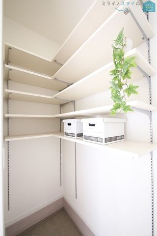 可動棚で調整可、ロングブーツやトレッキング靴もすっぽり収まる玄関収納も新設されております♪