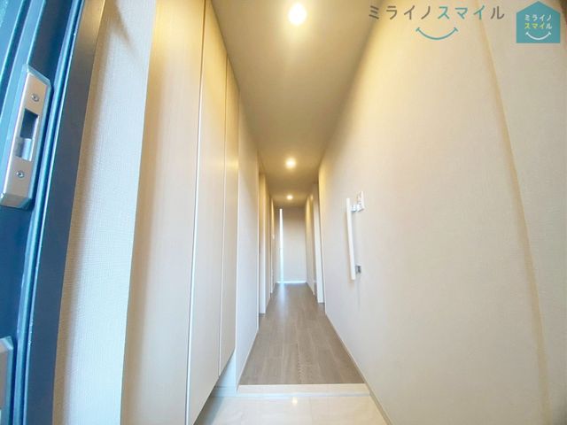 段差が低く足の上がりにくい方や小さなお子さまにも安心のシックな玄関です♪掃除のしやすい大きめタイルもGOOD!