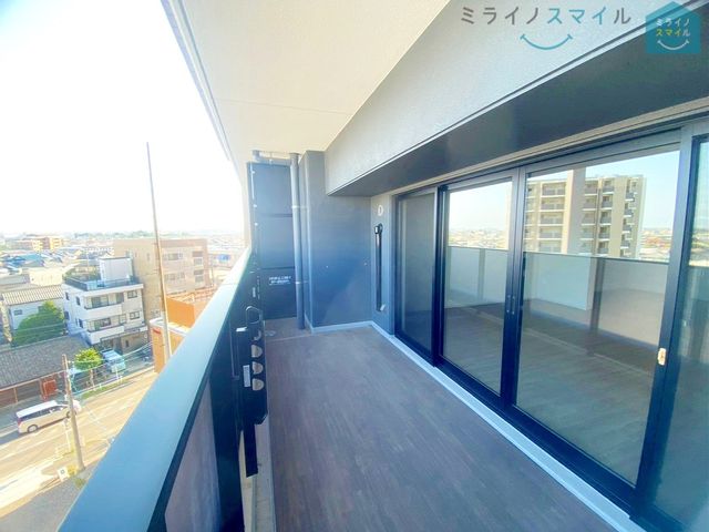 南東向きで陽当りの良いバルコニーは物干しセットを追加してたくさんのお洗濯物が干せるのが魅力です!
