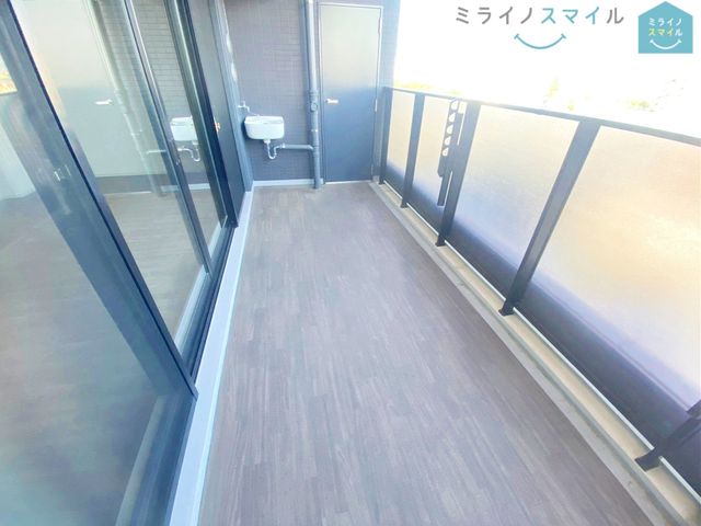 日当たり良好でお洗濯物が良く乾くバルコニーです!!風通しも良く、窓を開ければ明るい日差しとさわやかな風が感じられますね♪