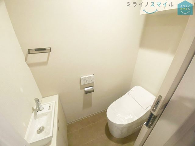手洗い場付きのタンクレストイレです!タンクがない分スペースが広く感じられます!連続で水が流せられ、お掃除も楽々です♪