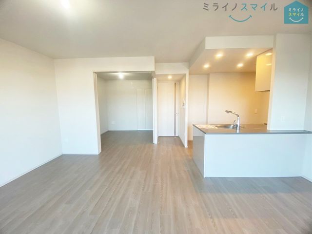 室内にいてもたっぷりの陽光と爽やかな風を感じていただける、開放感あふれるリビングです!ご家族と穏やかに過ごす、心地の良い時間が流れます♪
